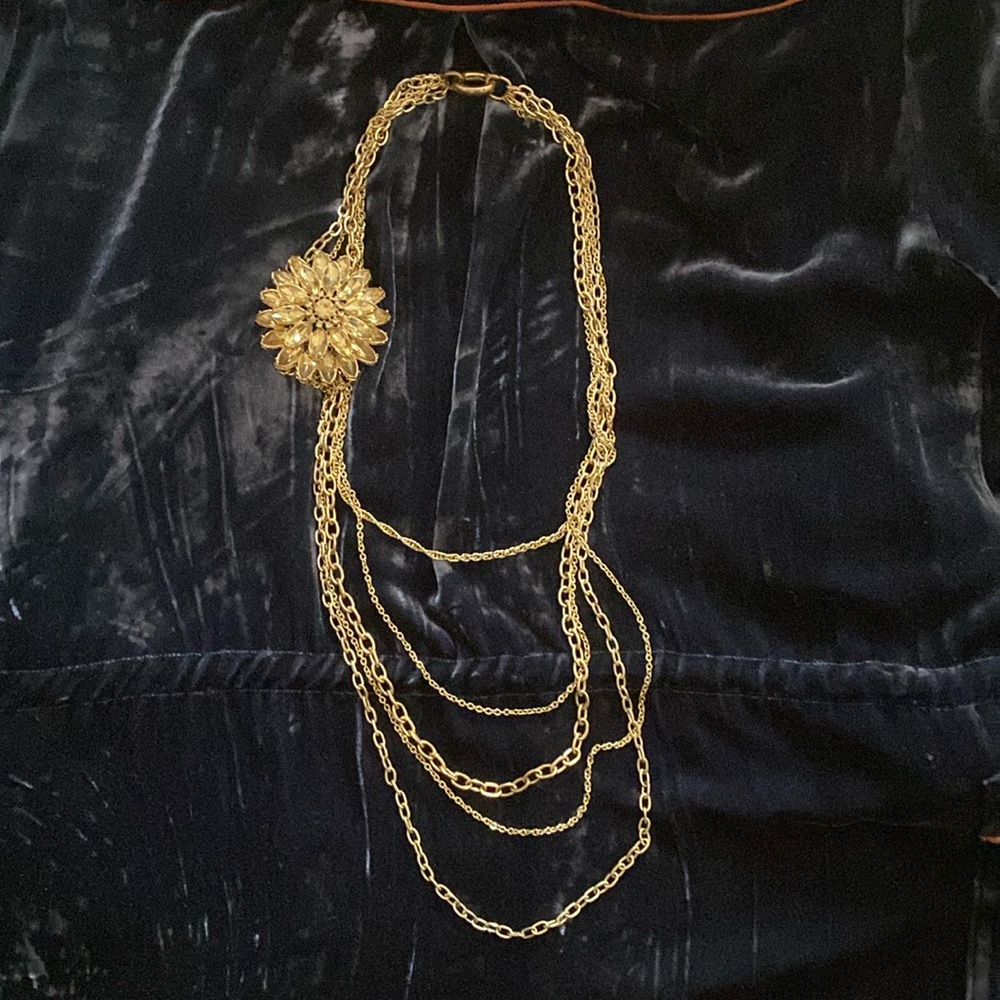 Offset flower brooch necklace